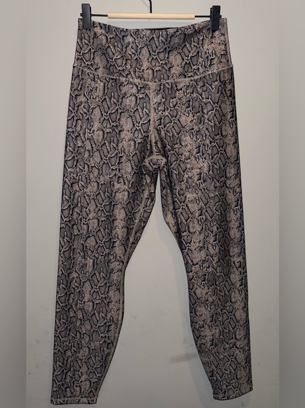 Good American Women's Snake-Print leggings in Gray and Beige